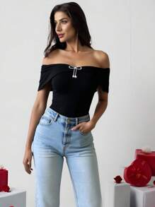 Firerie Camiseta negra ajustada con hombros descubiertos y decoración metálica, de estilo sencillo y elegante para festivales, ideal para ir de commute, primavera/verano y salidas