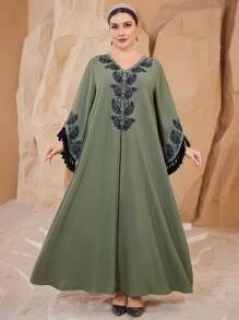 Al Najma Plus Size Women Embroidered V-Neck Patchwork Lace Trim Solid Color Maxi Casual Dress - Green - View 5