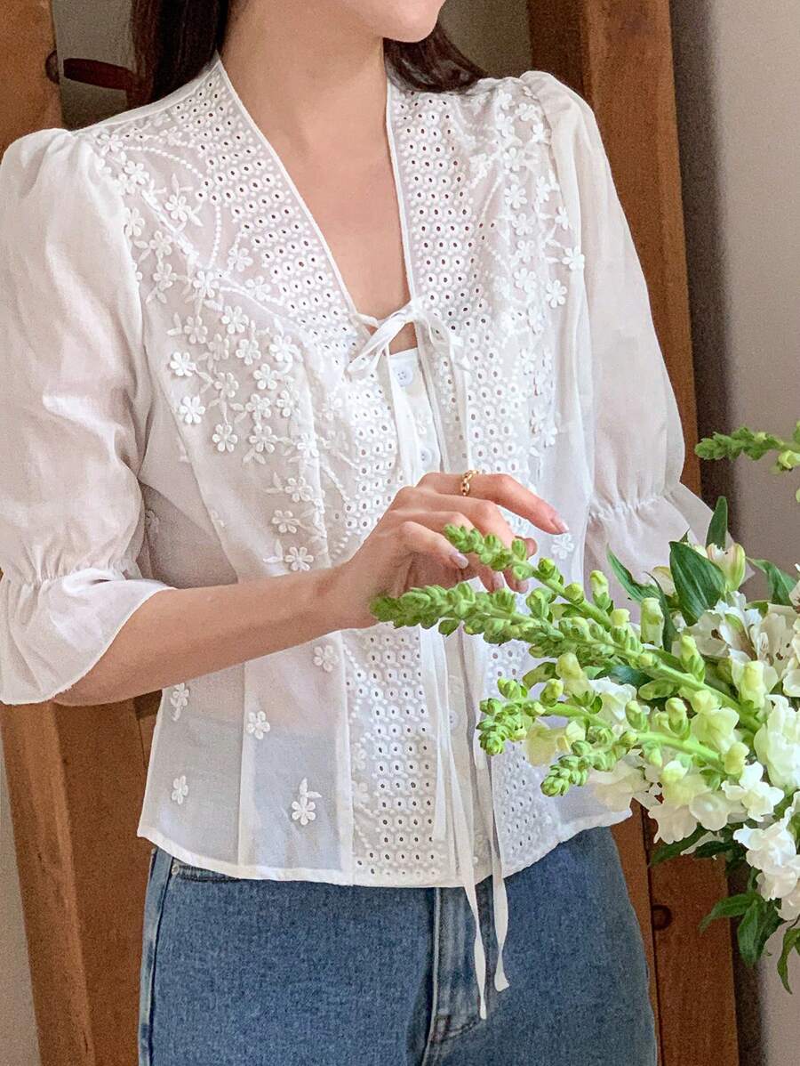 DAZY 女式 V 领前系带蝴蝶结 3/4 袖衬衫 - 白色 - 查看 1