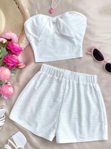 SHEIN Set informal de vacaciones de 2 piezas para adolescentes con top corto tipo bandeau texturizado y shorts de cintura alta - Blanco - Ver 1