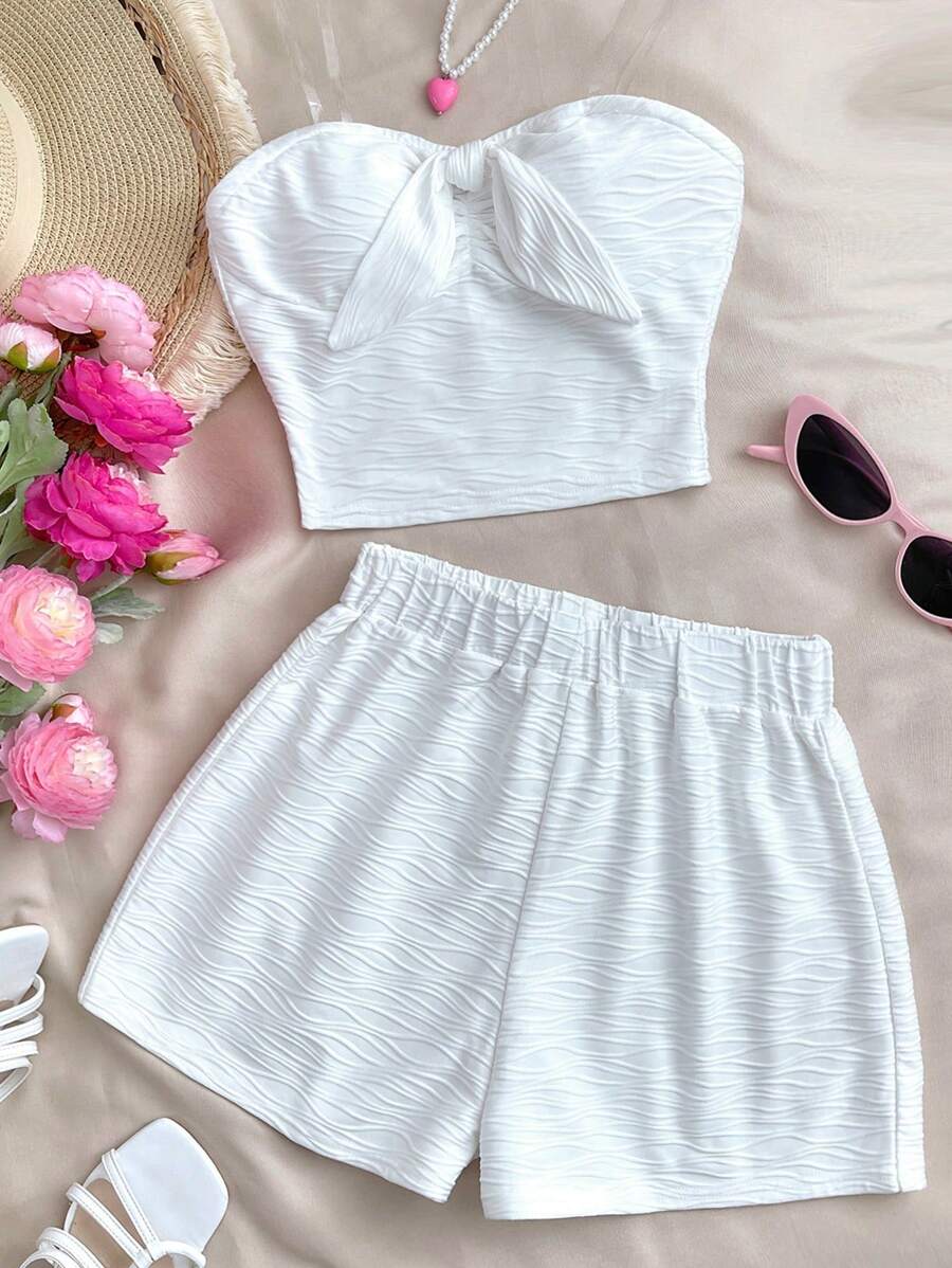 SHEIN Set informal de vacaciones de 2 piezas para adolescentes con top corto tipo bandeau texturizado y shorts de cintura alta - Blanco - Ver 1