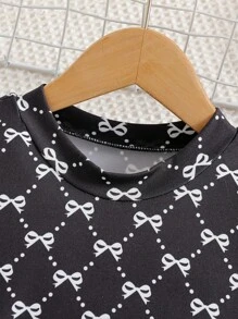 SHEIN 2 件套：女孩短款圆领 T 恤和裙子，可爱风格展现童真。采用优质面料制成，搭配优雅的蝴蝶结花朵图案，带来活泼可爱的外观。适合户外玩耍、室内休闲穿着、体育活动和节日派对，让小朋友成为焦点，散发出无穷的活力和时尚。