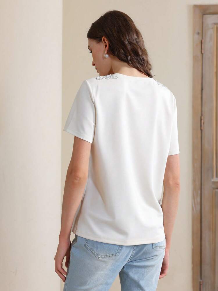 T-shirt femme avec col à garniture de sequins ajourés, design élégant en patchwork, polyvalent pour le travail et les tenues décontractées, convient pour le printemps et l'été