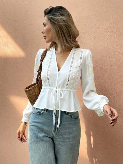 SHEIN Frenchy 女士秋季纯色金线刺绣图案前翻领系带V领泡泡长袖休闲衬衫，优雅蕾丝贴花塞入腰部压褶白衬衫，撞色刺绣纹理长袖衬衫，适合日常穿着，适合春秋季节，复古几何刺绣衬衫