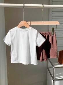 SHEIN 2 Peças/Conjunto Bebê Menino Estampa de Desenho Animado Malha Macia Gola Redonda Manga Curta Top e Conjunto de Shorts Cintura Elástica de Cor Sólida - Multicolorido - Visão 2