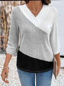 EMERY ROSE Camiseta casual de primavera y verano para mujer con cuello en V y manga corta, con empalmes de colores mezclados y puños plisados en los colores negro, blanco y gris - Multicolor - Ver 1