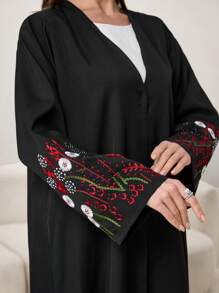 Al Najma 宽松优雅的阿拉伯风格阿巴亚长袍，袖口绣有水钻，正面纽扣设计，方便穿着 - 黑色 - 查看 4