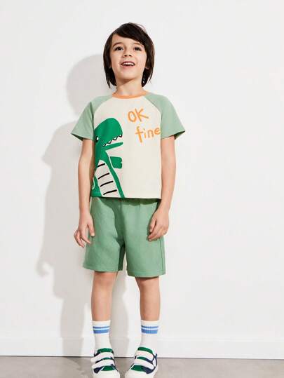 SHEIN 小男孩橙色领子绿色插肩袖撞色米色身体可爱恐龙印花搭配绿色宽松短裤套装，可爱风格