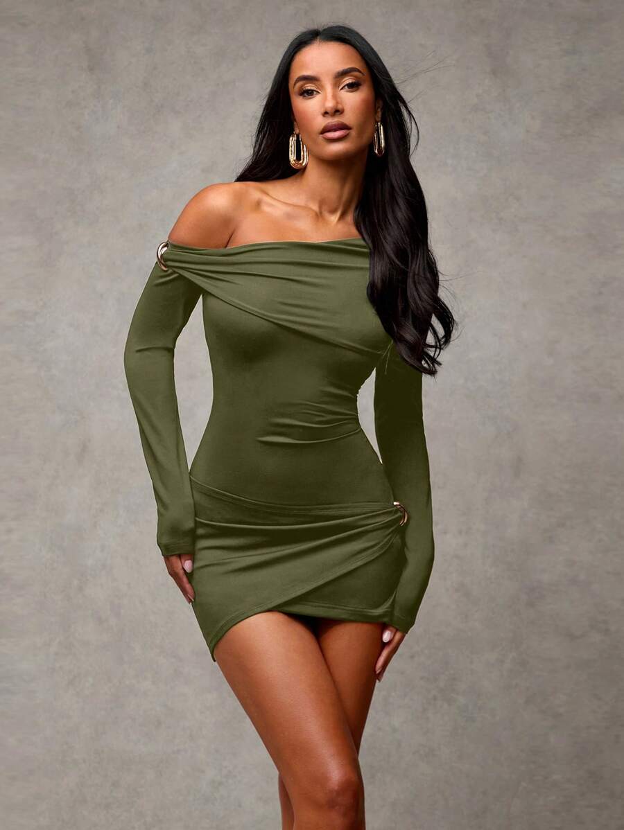 SHEIN BAE فستان أنيق للنساء ذو فتحة للكتف باللون الأسود مصنوع من خيوط مطاطية متعددة الاتجاهات مع زخرفة معدنية، تصميم غير متماثل، مناسب لحفلات رأس السنة والمناسبات العامة وعيد الميلاد - أخضر عسكري - View 1