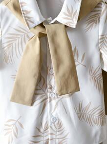 Set de 2 piezas con Top de manga corta con botones estampada y pantalones cortos para niño pequeño