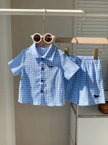 SHEIN Set de 2 piezas de camisa de manga corta a cuadros azules y shorts casuales de verano versátiles y lindos para bebé niño - Multicolor - Ver 8