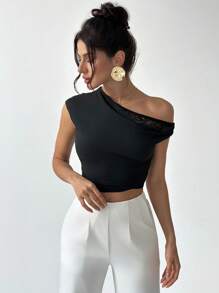 SHEIN Privé 女士优雅简约性感时尚个性化日常办公室通勤约会音乐节派对蕾丝拼接透明荷叶边短袖黑色紧身不对称领口 T 恤上衣，春夏 - 黑色 - 查看 3