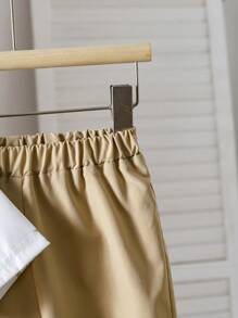 Set de 2 piezas con Top de manga corta con botones estampada y pantalones cortos para niño pequeño