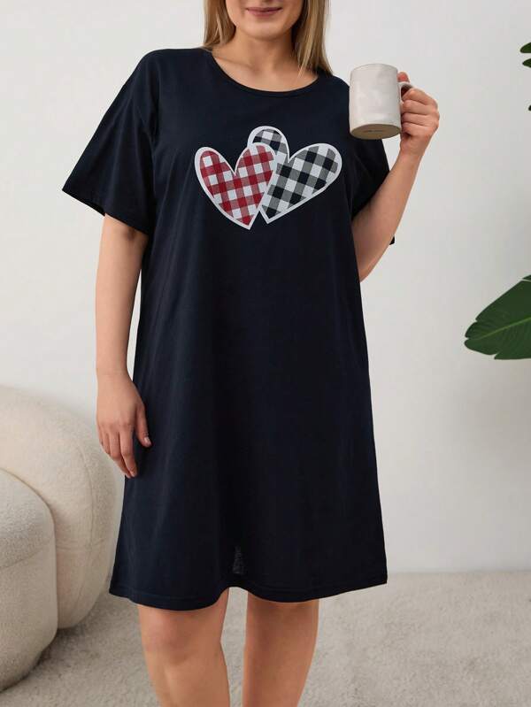 RueChic Katoenen Plus Size Hart Bedrukt Slaapshirt met Korte Mouwen