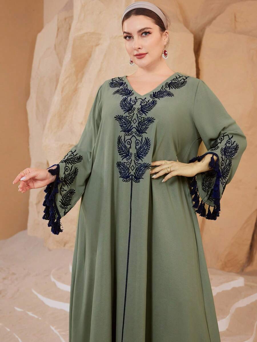 Al Najma Plus Size Women Embroidered V-Neck Patchwork Lace Trim Solid Color Maxi Casual Dress - Green - View 1