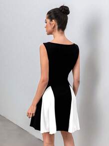 Calvaya Vestido mini con cuello redondo, plisado y de color block (negro y colores) para mujeres