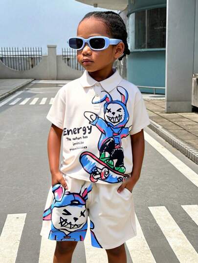 SHEIN Set de 2 piezas para niños: Camisa polo de manga corta con cuello y estampado de conejo y letras, talla grande pantalón corto holgado de punto. Conjunto cómodo y casual adecuado para primavera/verano, uso diario, deportes, salidas, escuela, fiestas, festivales, sesiones de fotos y regreso a clases.