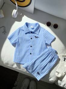 SHEIN Set de 2 piezas de camisa de manga corta a cuadros azules y shorts casuales de verano versátiles y lindos para bebé niño - Multicolor - Ver 1