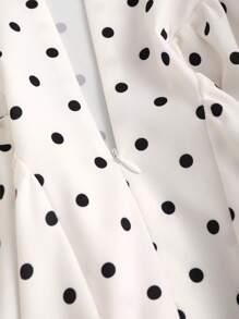 Sweetra Váy ngắn hở lưng chấm bi đen trắng cổ vuông không tay nhún bèo phong cách Mỹ cổ điển với họa tiết hoa thanh lịch - Đen và trắng - Xem 7