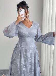 Modelyn 大码女式 V 领长袖侧腰系带优雅提花连衣裙 - 灰色 - 查看 3