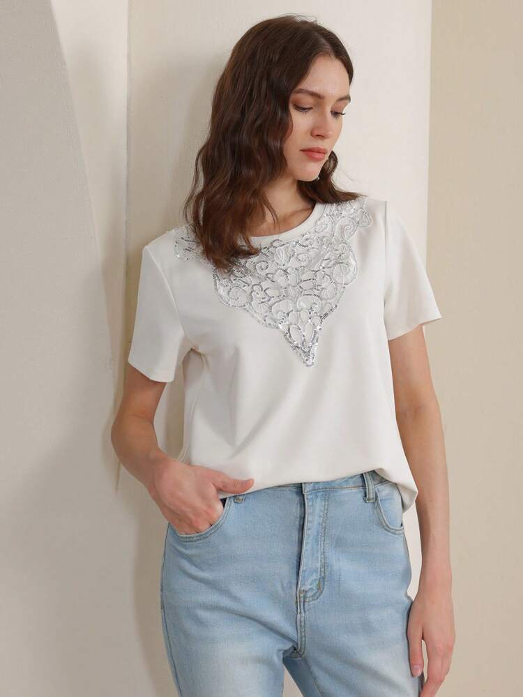 T-shirt femme avec col à garniture de sequins ajourés, design élégant en patchwork, polyvalent pour le travail et les tenues décontractées, convient pour le printemps et l'été