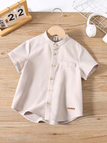 SHEIN 1 Piece Young Boy Casual College Comfortable Fashion Simple Stand-Up Collar Short-Sleeved Shirt With Badge Decoration. Suitable For Birthday Parties, Evening Parties - Khaki - View 2