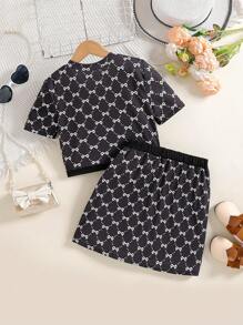 SHEIN 2 件套：女孩短款圆领 T 恤和裙子，可爱风格展现童真。采用优质面料制成，搭配优雅的蝴蝶结花朵图案，带来活泼可爱的外观。适合户外玩耍、室内休闲穿着、体育活动和节日派对，让小朋友成为焦点，散发出无穷的活力和时尚。