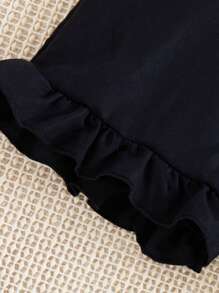 SHEIN Explorewe 2 件/套女孩休闲学院风荷叶边袖条纹 T 恤搭配纯色背带裤，适合春夏日常穿着