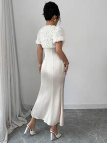 Elenzga Elegantes Satin Kleid in Champagnerfarbe mit Rundhalsausschnitt, 3D Blumen-Ausschnitten, kurzen Ärmeln, taillierter Passform und Fischschwanzsaum