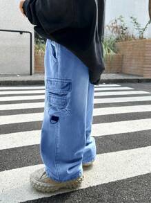 SHEIN 年轻男孩街头酷炫蓝色工装口袋宽松牛仔裤，休闲百搭，适合日常和街头穿着。 - 淺色水洗藍 - 查看 5