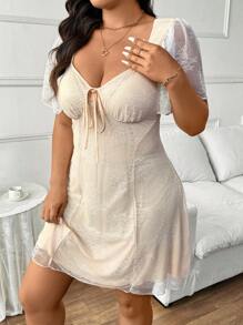 SHEIN Frenchy Vestidos Brancos de Formatura Plus Size, Vestidos de Festa para Mulheres, Mini Vestidos, Vestidos Pastel, Mini Vestidos Brancos, Vestidos Elegantes Brancos, Vestidos Plus Size para Curvas, Vestidos de Noiva para Mulheres, Vestidos de Chá de Panela, Vestidos de Noiva, Vestidos de Aniversário para Mulheres, Vestido Casual Curto com Decote Franzido e Amarração Frontal com Renda - Branco - Visão 7