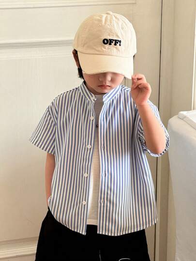 SHEIN Leap Crew 年轻男孩休闲宽松条纹白色和天蓝色短袖衬衫，立领编织面料，适合春夏季、学校、家庭、日常穿着、运动、生日派对、郊游、百搭且百搭