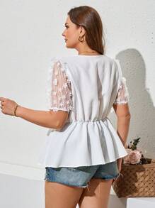 SHEIN Clasi Curvy Plus Size 女式白色 3D 花卉撞色网眼短袖荷叶边优雅衬衫、女士度假装、女士夏装、女士商务休闲装、女士外出上衣、女士办公室装、女士春装、假日、复古风、白色上衣、白色衬衫、白色上衣、女式短袖上衣、优雅女式上衣、女士端庄装、荷叶边上衣、荷叶边上衣、女士休闲上衣、春假、圣帕特里克节衬衫 - 白色 - 查看 7