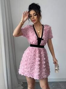 SHEIN ChicEase 女款優雅浪漫洋裝，3D玫瑰飾、深V領、對比蝴蝶結、收腰設計、迷你短版，情人節適用 - 粉色 - 查看 4