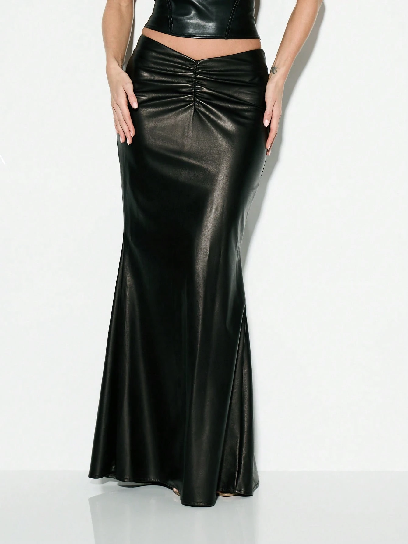 KIZN Gonna lunga elegante in similpelle con balze