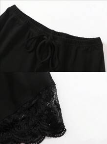Set de 2 piezas de top de tirantes tipo camiseta y shorts con inserción de encaje liso para mujer