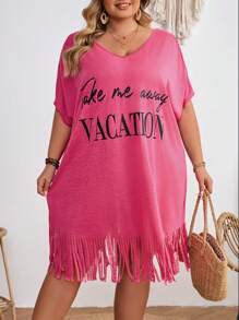 SHEIN CURVE+ Vestido de verano bohemio de vacaciones con cuello en V, estampado de eslogan y flecos para mujer de talla grande