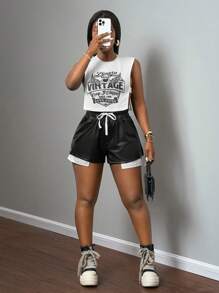Slaydiva Nouveau débardeur de rue décontracté printemps et été à col rond sans manches avec logo blanc imprimé ailes anglaises sur les côtés tronqués et perforés. Jeu de deux pièces femmes comprenant ce top et une mini-jupe bicolore noire et blanche en PU ajustée - Multicolore - Voir 6