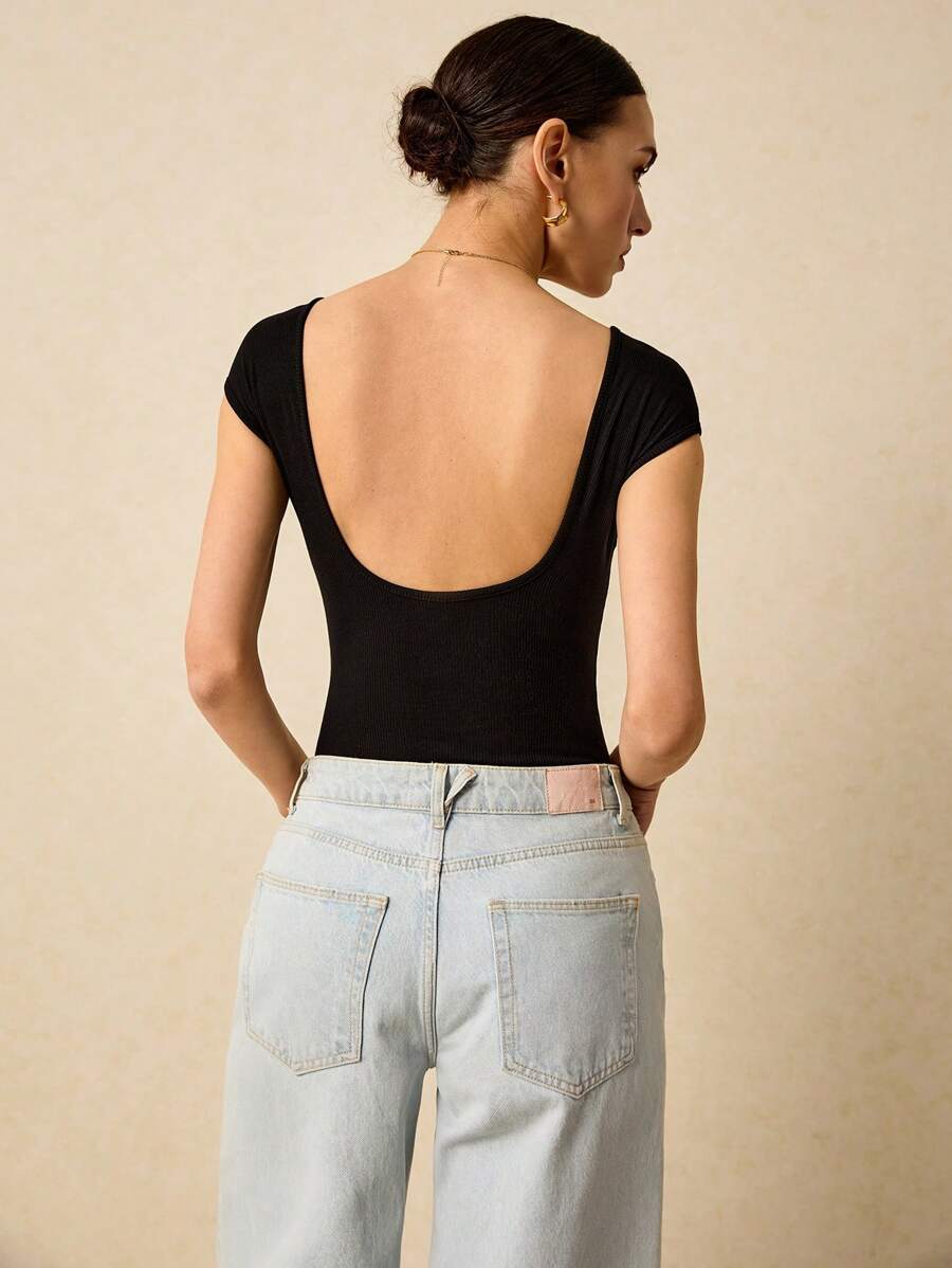 Poéselle 女式纯色罗纹针织紧身衣是一款修身紧身衣，采用罗纹弹性材料制成，采用露背设计。这是一款适合休闲外出和日常穿着的夏季服装。 - 黑色 - 查看 1