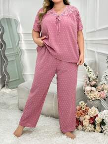 Conjunto de pijama rosa de talla grande con cuello en V de encaje semi-transparente y tela jacquard