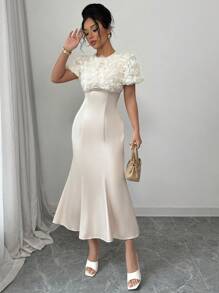 Elenzga Elegantes Satin Kleid in Champagnerfarbe mit Rundhalsausschnitt, 3D Blumen-Ausschnitten, kurzen Ärmeln, taillierter Passform und Fischschwanzsaum