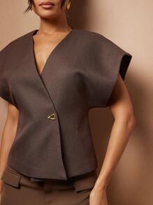 Hauture 优雅的白色衬衫搭配蝴蝶胸针