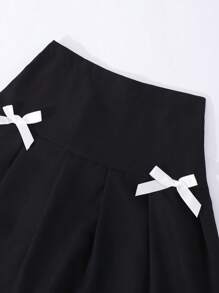 适合青春期女孩的百褶裙，黑色，侧面饰有白色蝴蝶结，休闲百搭的校园风格，适合度假、夏季、旅行