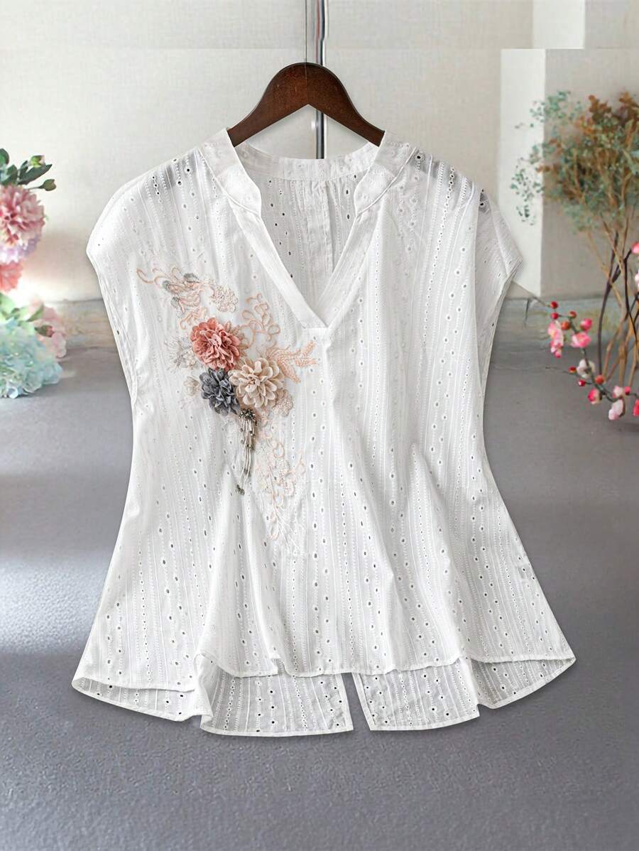 SHEIN LUNE 大码无袖上衣，带 3D 花卉贴花和镂空领口 - 白色 - 查看 1