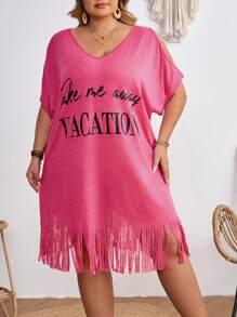 SHEIN CURVE+ Vestido de verano bohemio de vacaciones con cuello en V, estampado de eslogan y flecos para mujer de talla grande