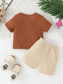 Ensemble de 2 pièces pour bébé garçon, T-shirt à imprimé ours mignon et short blocs de couleurs en tissu nid d'abeille, style casual, matériau doux et confortable, convient pour les vacances, les voyages, l'école, les rassemblements quotidiens, les sports, le printemps/été