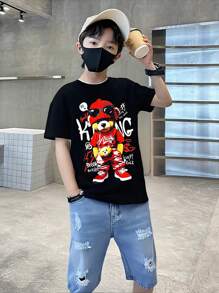 SHEIN Conjunto de 2 piezas para niños preadolescentes de estilo urbano callejero: Camiseta negra con estampado de oso rojo y pantalones cortos de mezclilla desgarrados y desgastados con cremallera en la cintura, longitud hasta la rodilla, en lavado claro