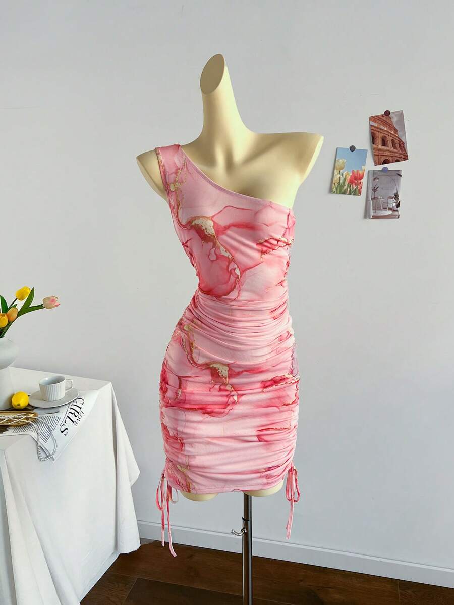 Soleia Robe mini ajustée à une épaule plissée avec design romantique rose tie-dye pour femme. Parfaite pour les soirées, les rendez-vous amoureux, la Saint-Valentin