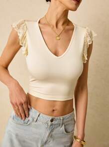 SHEIN Frenchy 女式蕾丝拼接系带露背短款上衣，采用优雅蕾丝和露背设计。背部针织松紧带与优雅蕾丝饰边相得益彰，使其成为适合夏季外出或度假穿着的百搭纯色单品。