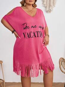 SHEIN CURVE+ Vestido de verano bohemio de vacaciones con cuello en V, estampado de eslogan y flecos para mujer de talla grande